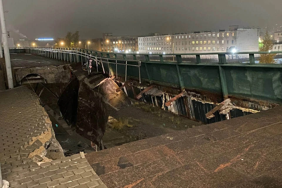 Часть надземной парковки рухнула на платформу на Ладожском вокзале. Фото: Андрей Хорт