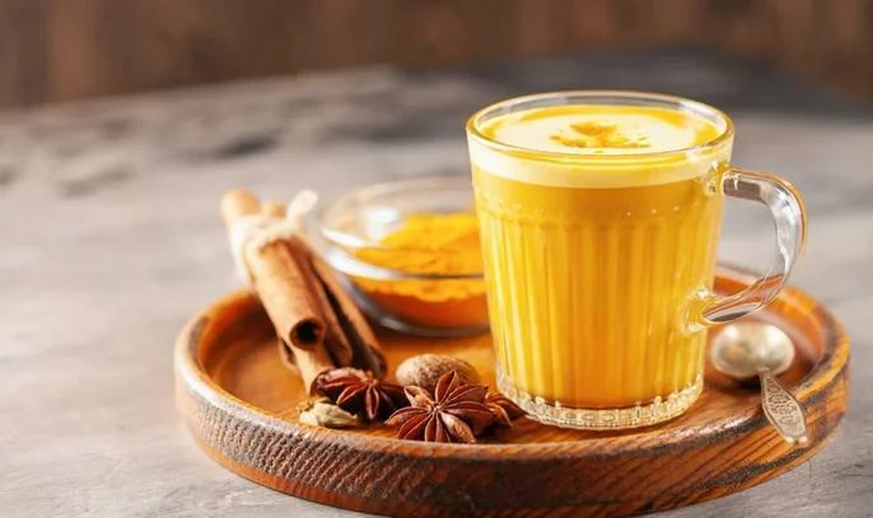 Молоко с куркумином, имбирём, мёдом и чёрным перцем отлично бодрит. Фото:соцсети