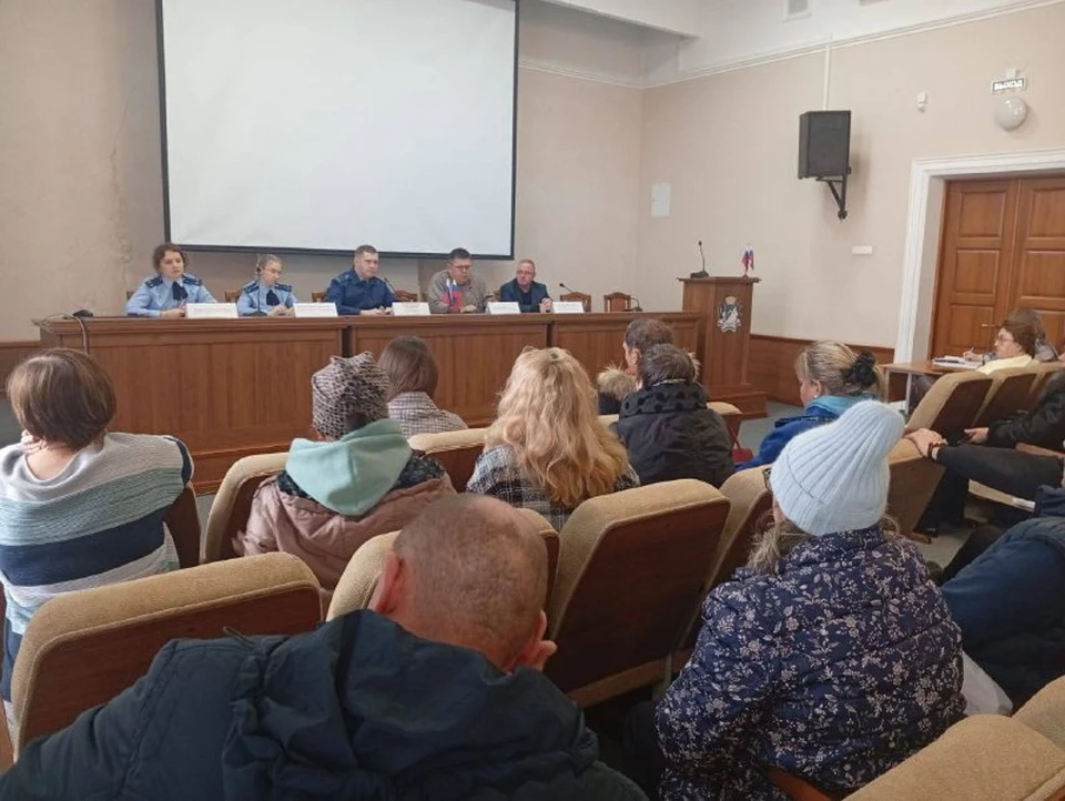 Прокуратура Новосибирска провела встречу с пострадавшими от пожара в бараке. Фото: пресс-служба прокуратуры Новосибирской области