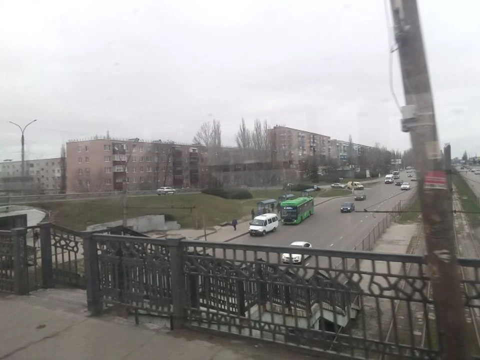 Девочка переходила дорогу на зеленый свет