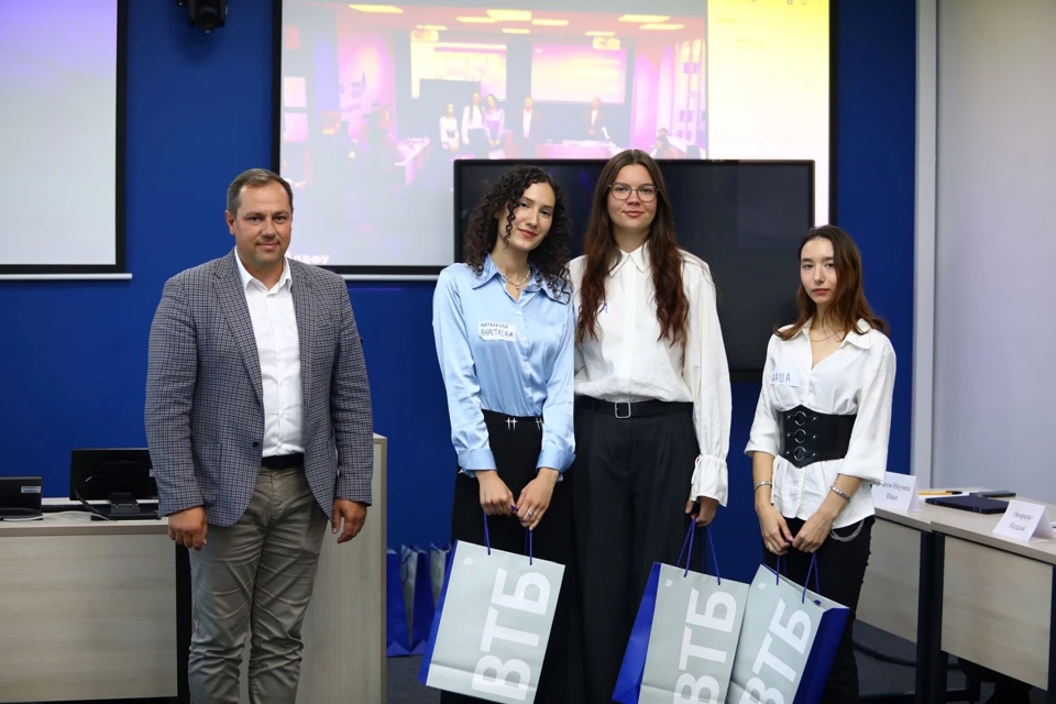 Игорь Кувыкин с победителями студенческого кейс - чемпионата. Фото: пресс-служба ДВФУ.