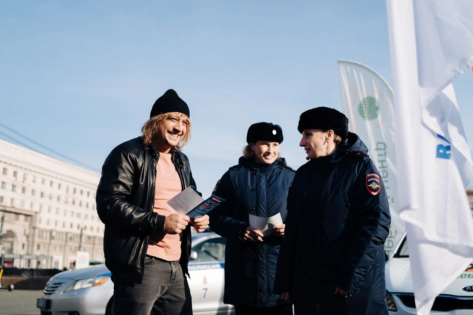Легкое недоумение на лицах водителей быстро сменилось улыбками