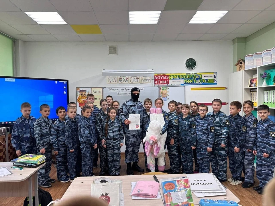 Алене и ее одноклассникам боец СВО рассказал о настоящей мужской дружбе и взаимовыручке. Фото Управления Росгвардии по Липецкой области.