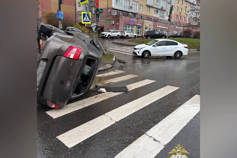 Легковушка снесла светофорную опору и перевернулась в Нижнем Новгороде. Фото: пресс-служба ГУ МВД России по Нижегородской области.