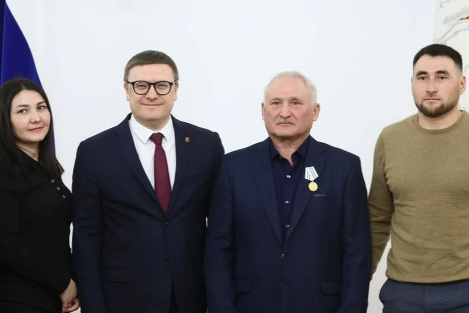 Госнаграду Флариту Абдуллину вручил губернатор Алексей Текслер. Фото: пресс-служба правительства Челябинской области.