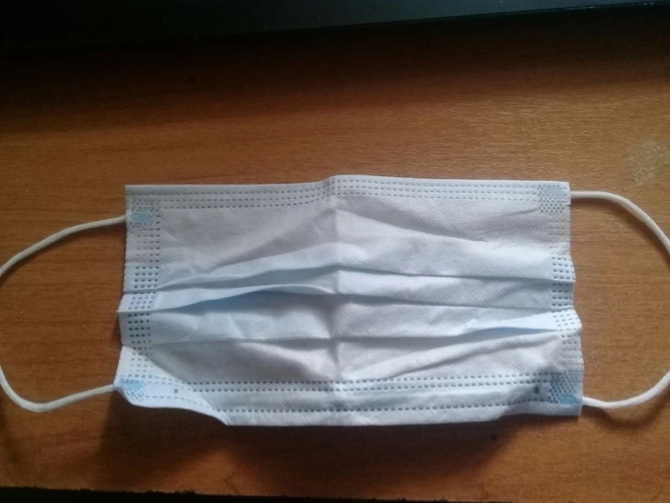 Санврачи рекомендуют использовать маску в местах массового скопления людей.