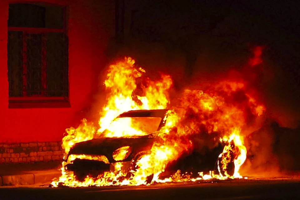 Пламя охватило автомобиль. Фото: t.me/Megapolisonline