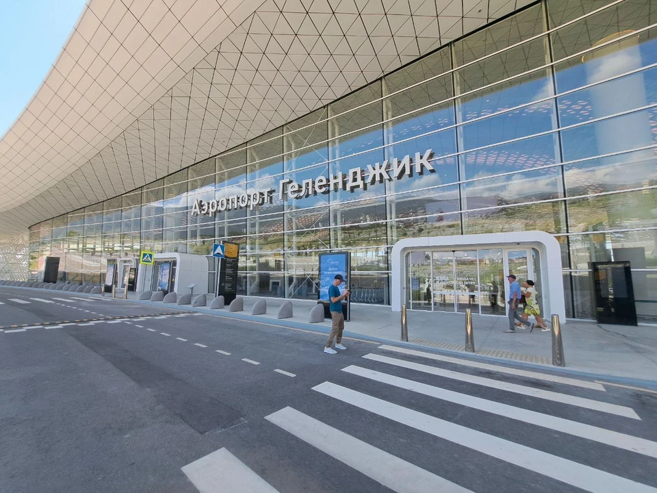 Аэропорт на курорте временно приостановил прием и выпуск рейсов.