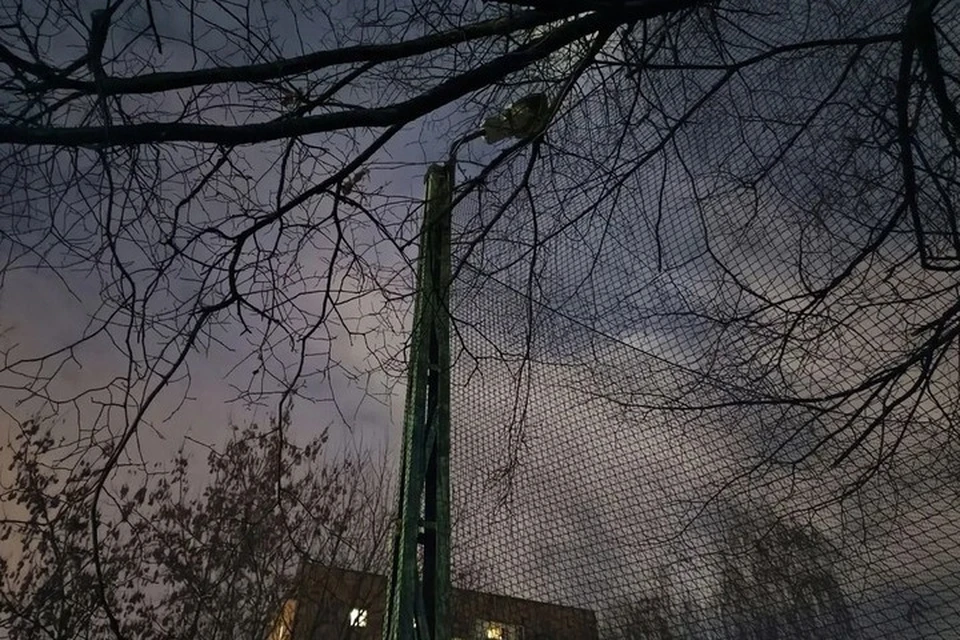 На Кирова 7 есть хоккейная коробка с установленными светоточками, но, по словам жителей района, их включают редко т.к. часть из них светит в окна соседнего дома. Фото: Дана Солнцева