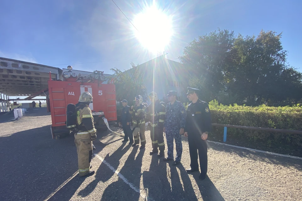 Цель учений – повысить уровень готовности сотрудников исправительного центра и экстренных служб к действиям при реальных чрезвычайных ситуациях. Фото: УФСИН по Оренбургской области