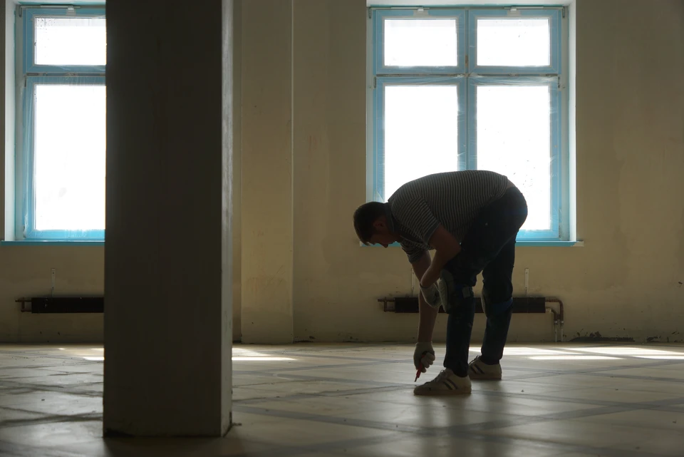 60-летний мужчина проводил отделочные работы и сорвался со строительных лесов