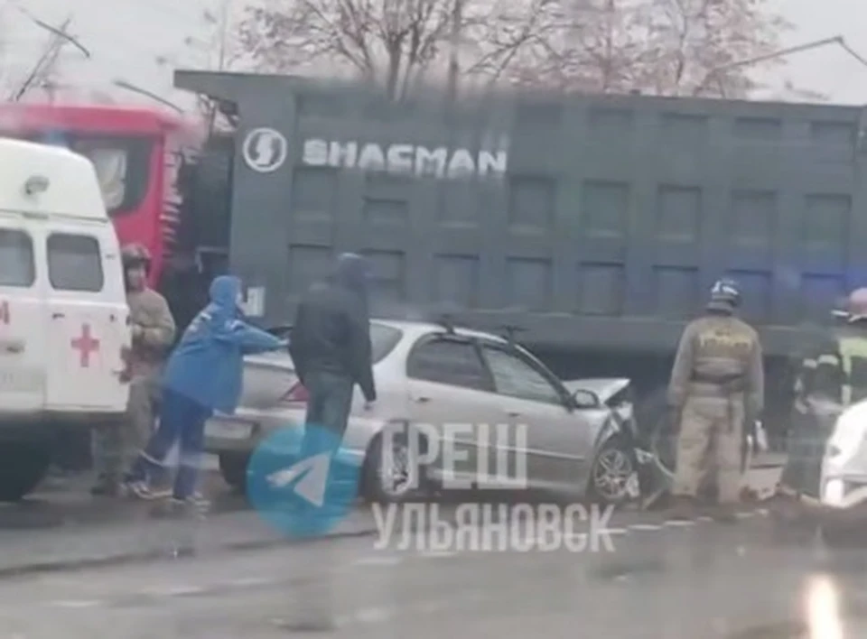 На проспекте Гая грузовик не уступил дорогу и столкнулся с легковушкой. Фото: тг-канал Треш Ульяновск