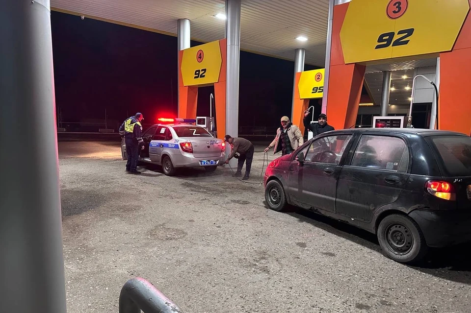 Полицейские не оставили мужчин в беде: они прикрепили трос и дотащили автомобиль до ближайшей автозаправочной станции