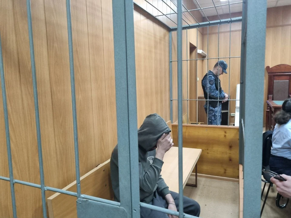 Слободян старательно прятал лицо от камер