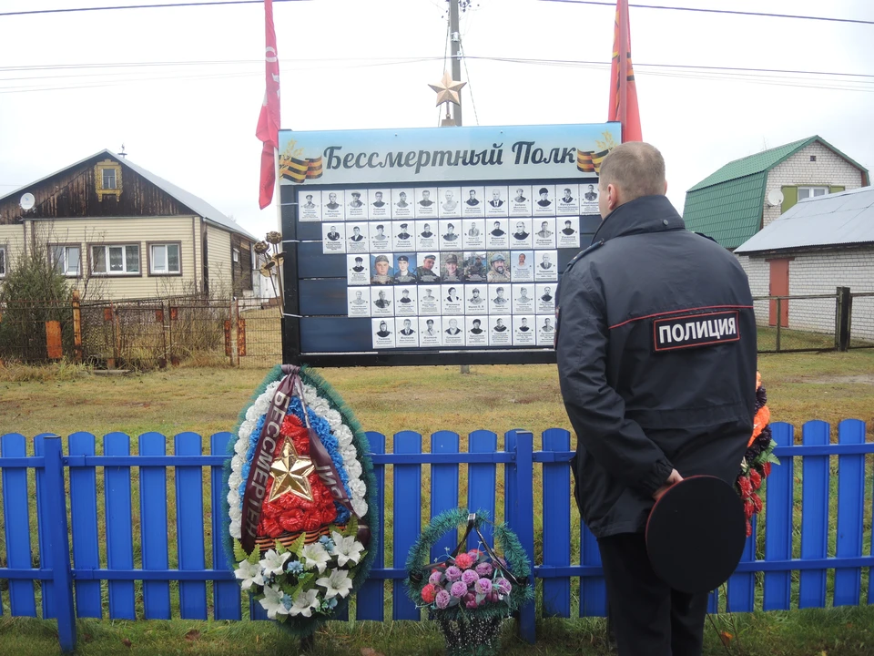 Артем Лапенков у мемориала в деревне Ветчи.