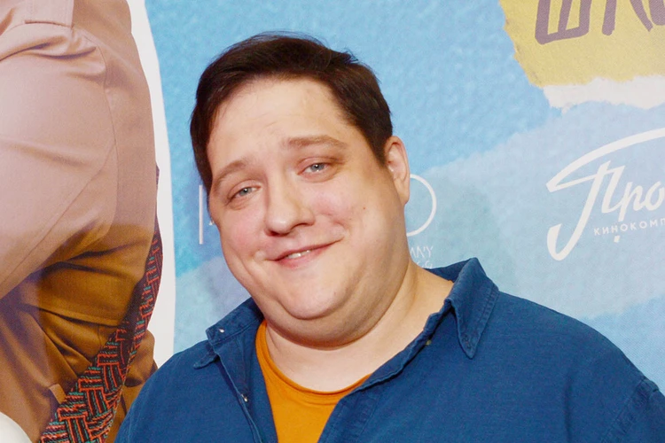 Актеры вспомнили тяжелую борьбу с раком Романа Попова: "Выходил на съемки, превозмогая боль. Настоящий подвиг"