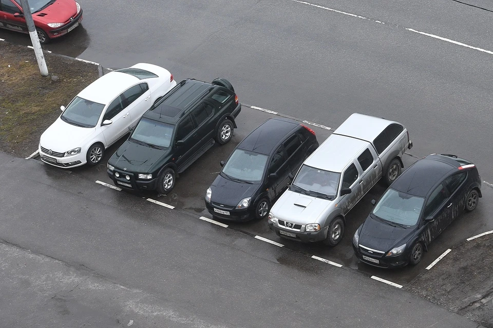 Речь идет о стихийной парковке возле дома на улице Иванова, 42.