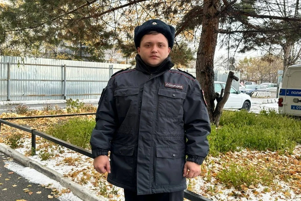 Полицейский немедленно вызвал пожарных и скорую помощь Фото: МВД Хабаровского края