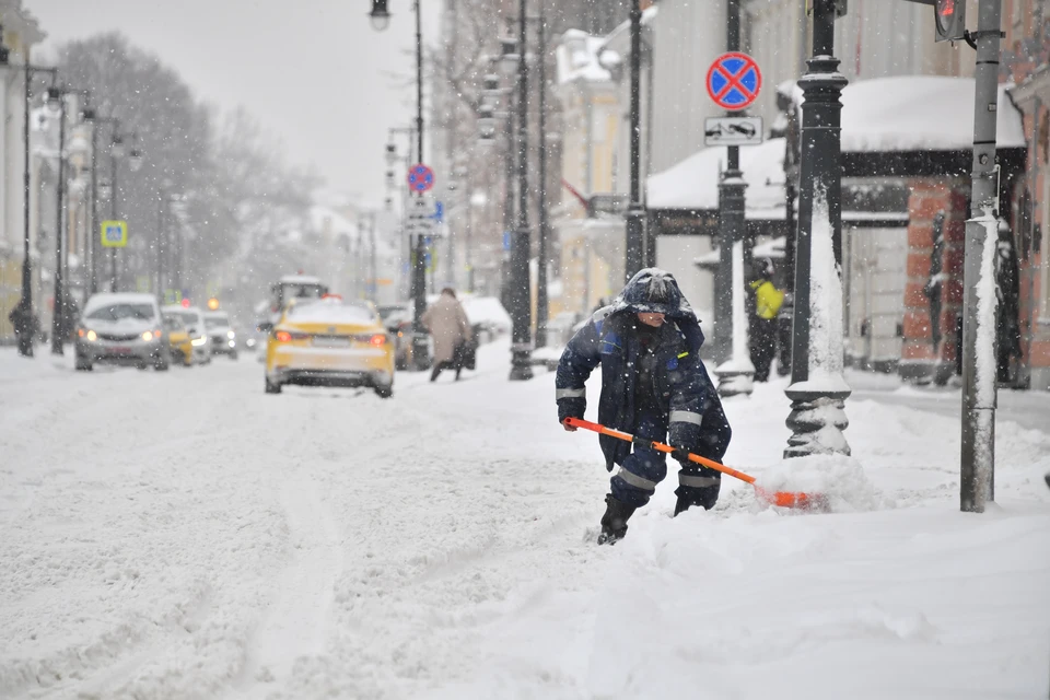В Биробиджанском районе расчищают дороги и дворы после снегопада