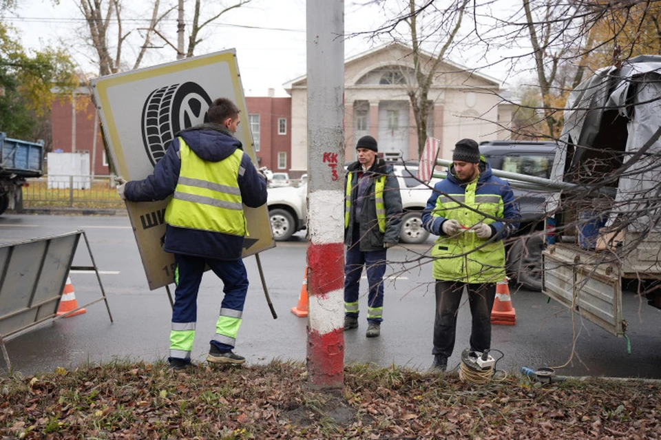 Ульяновские дорожники демонтировали на улицах незаконную рекламу | ФОТО: администрация Ульяновска