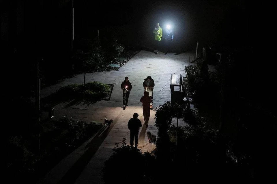 Экстренные отключения света ввели в Киеве и нескольких областях Украины