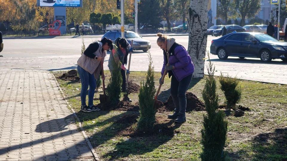Сотрудницы «Благоустройства» будут ухаживать за деревьями и после посадки