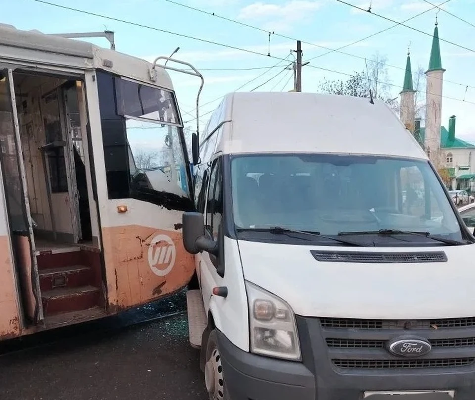 На севере Ульяновска столкнулись маршрутка и трамвай. Фото6 тг-канал Ульяновскэлектротранс