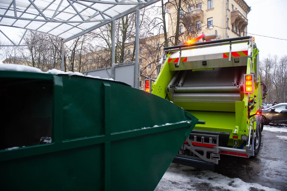 Пока неизвестно, как именно он оказался в мусоровозе.