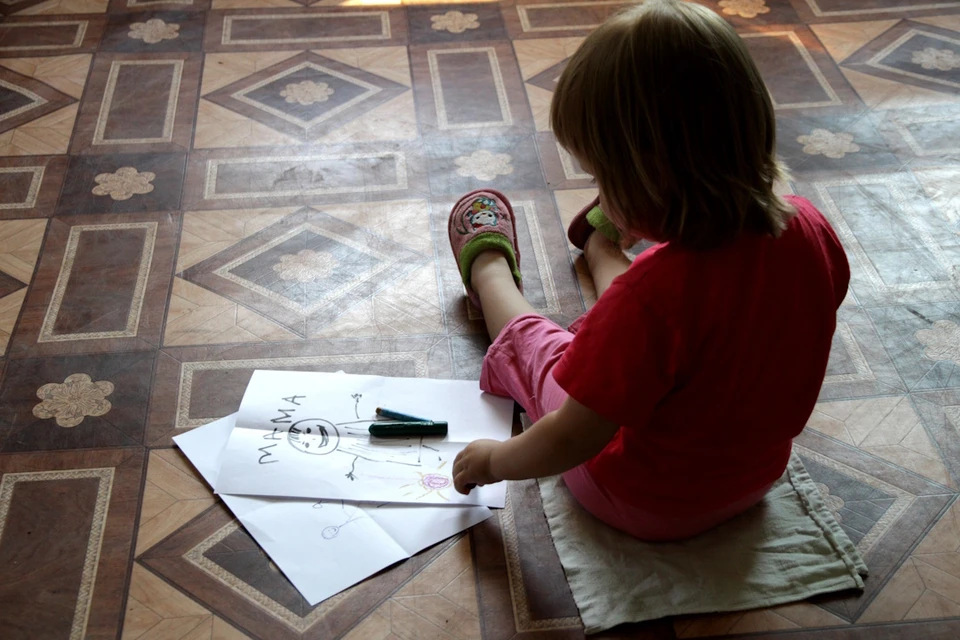 Родная мать могла на несколько дней оставить маленькую дочь одну.