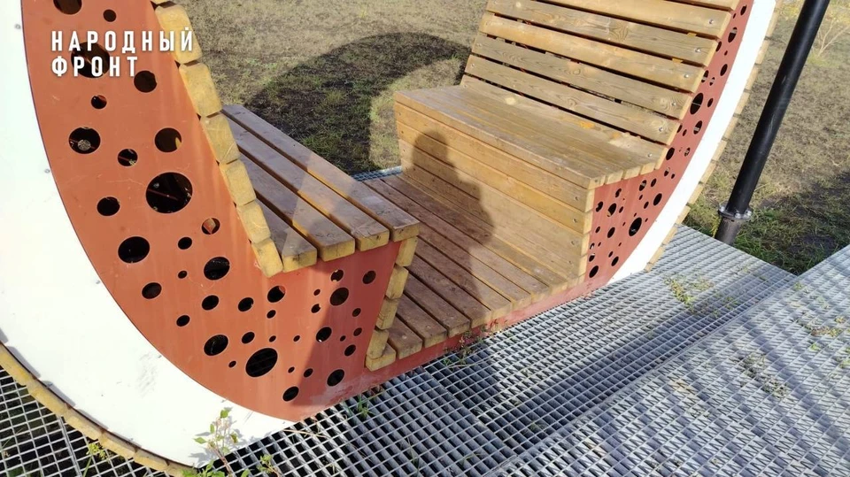 В общественных пространствах Сенгилея «Душа Волги» починили лавочки, светильники и обновили покрытие спортплощадки. ФОТО: тг-канал Народного фронта УО