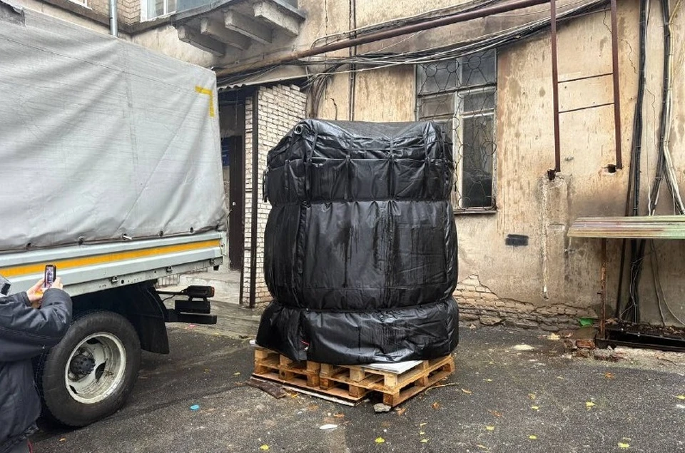 53 резервуара в Донецке уже упакованы в специальные чехлы. Фото: ТГ/Пушилин