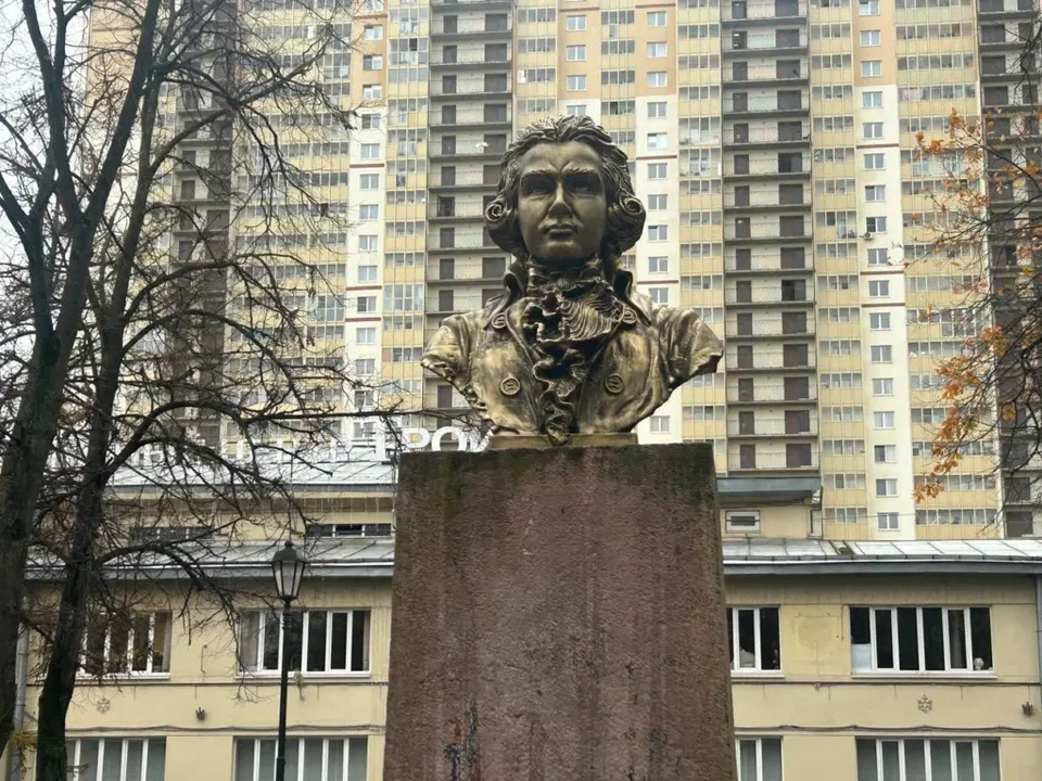 Новая скульптура никак не подписана, но напоминает композитора Бетховена. Фото: Мойка78