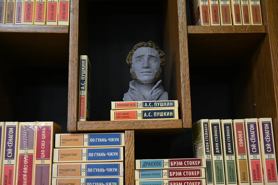 Любой желающий может принести сюда прочитанные книги и бесплатно взять другие