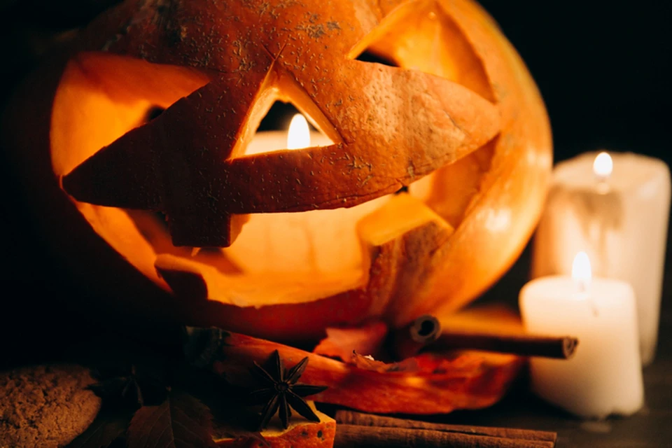 Лучше не наряжаться в этот день в страшные костюмы, а посвятить себя семье. Фото: