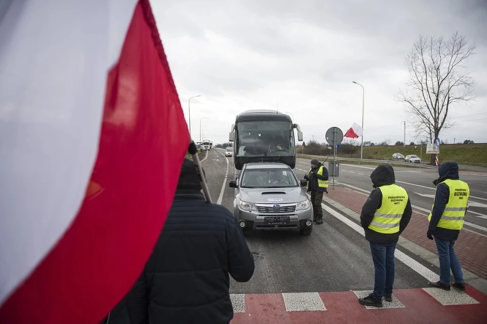 Поляки избивают и унижают украинцев за язык: беженцев гонят обратно на родину