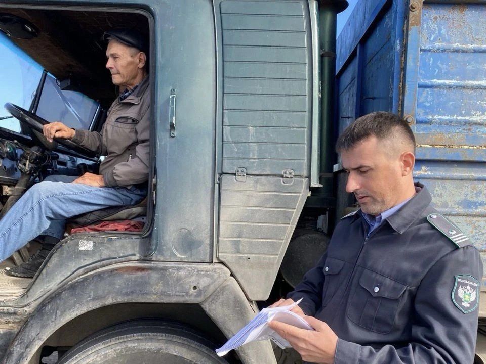 В Запорожской области проверили грузовики, которые везли пшеницу. Фото - тг-канал Азово-Черноморского управления Россельхознадзора