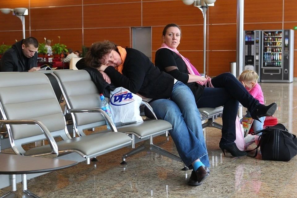 Пассажиры задержанного рейса остались без питания в аэропорту Хабаровска