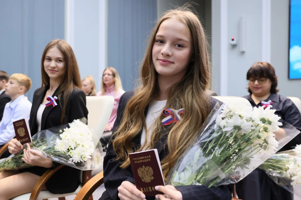 Юные крымчане получили паспорта накануне Дня народного единства. Фото: Сергей Аксенов/Tg