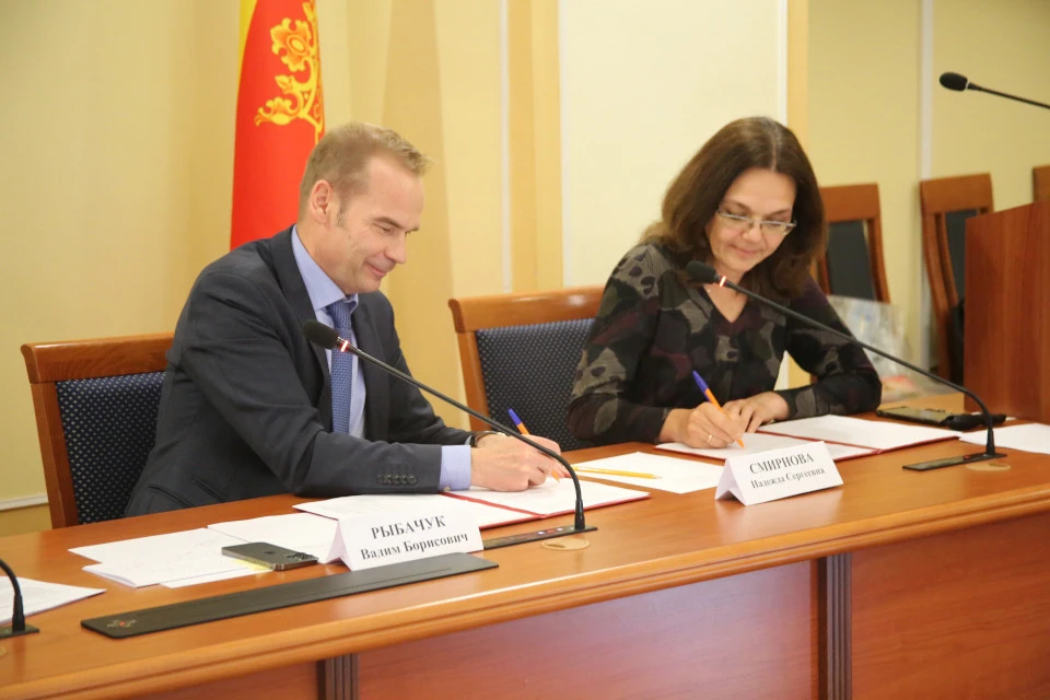 Соглашение подписали председатель Общественной палаты Вадим Рыбачук и директор Музея Надежда Смирнова. Фото: ТГД