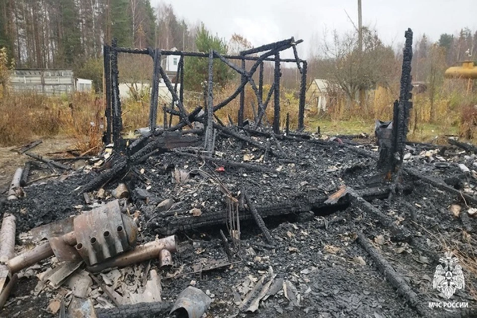 От дачи остались лишь угольки.