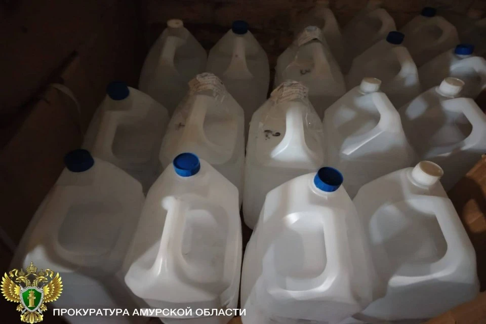 Все канистры со спиртом изъяли и вывезли из гаража Фото: прокуратура Амурской области