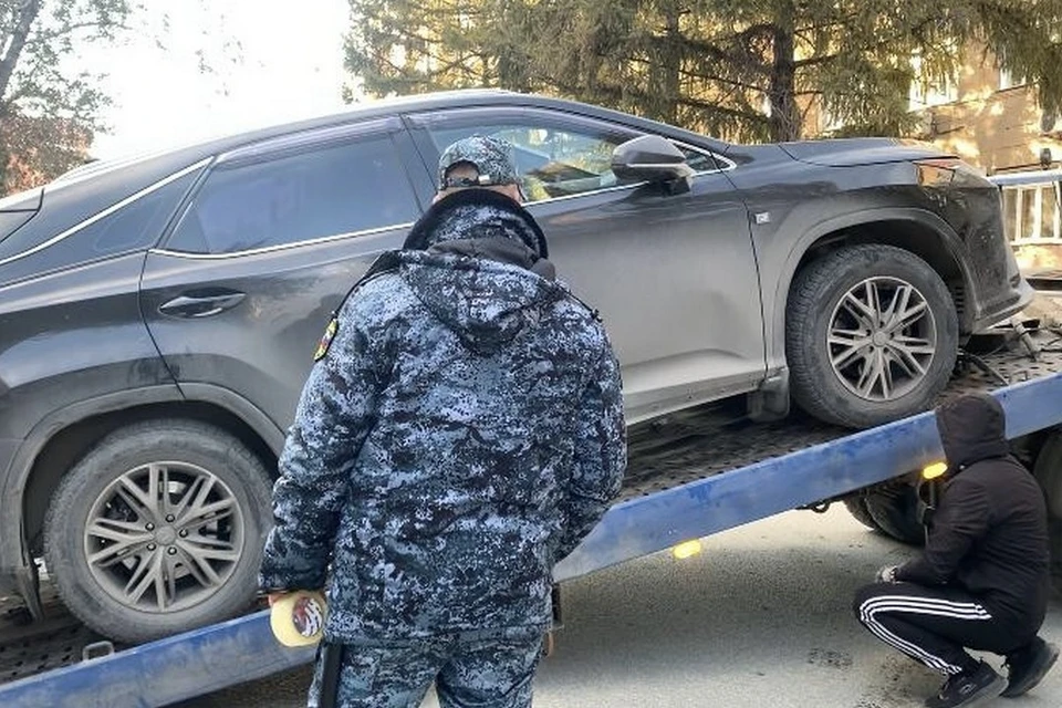 В Новосибирске у бизнесмена арестовали внедорожник из-за долгов за электричество. Фото: ГУФССП России по Новосибирской области