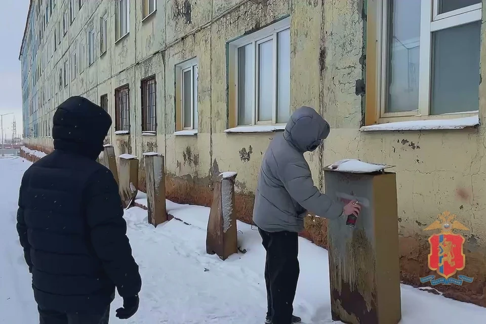 Граффитиста заставили закрасить рекламу запрещенных веществ. Фото: МВД