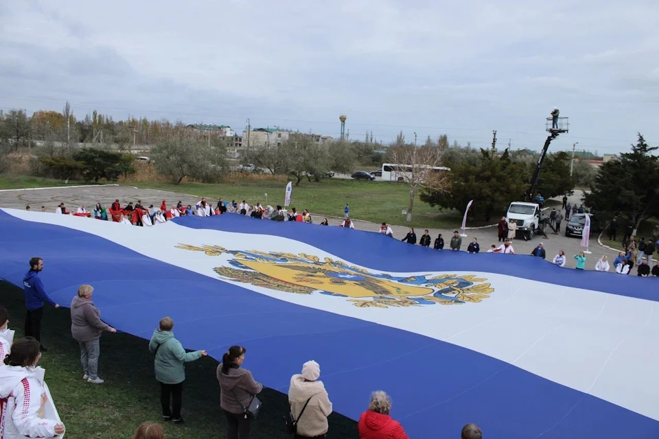 Херсонской области в преддверии Дня единства развернули 800-метровый флаг Фото: ЕР