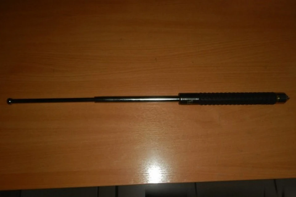 В новосибирском аэропорту таможенники обнаружили в багаже туриста телескопическую дубинку. Фото: Сибирское таможенное управление