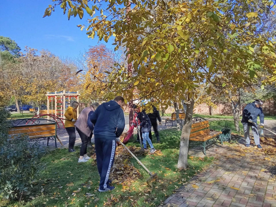 Жители Ипатовского округа Ставрополья и ЛНР приняли участие в субботнике. Фото: администрация Ипатовского округа