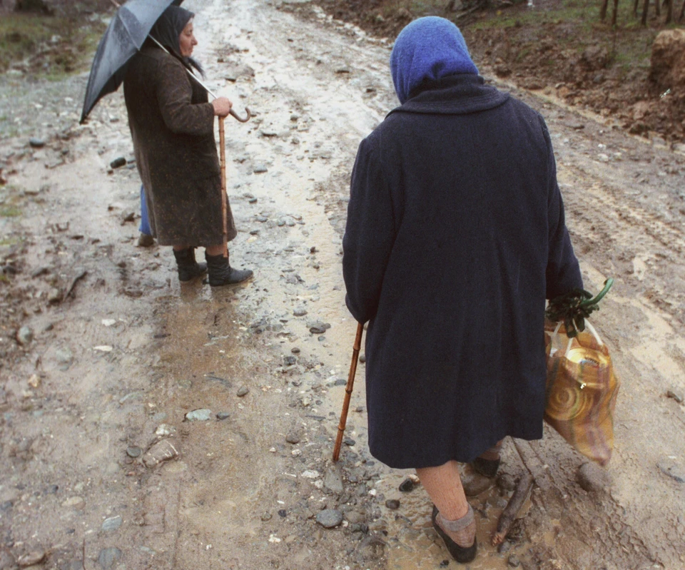 Покрытие дорог из щебеночной смеси размыто, на всей их протяженности имеются дефекты в виде выбоин.