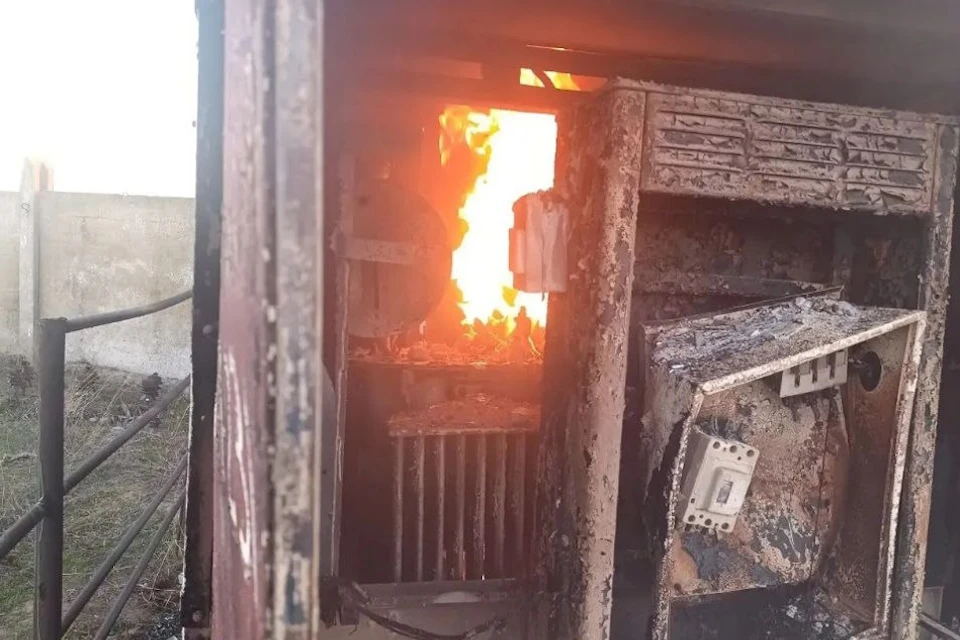 В Каховке неразорвавшийся снаряд ВСУ пробил крышу гаража Фото: ТГ-канал Павел Филипчук