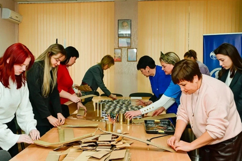 Активистки уверены, что их труд поможет согреть и защитить бойцов на передовой. Фото: «Женское Движение Единой России»