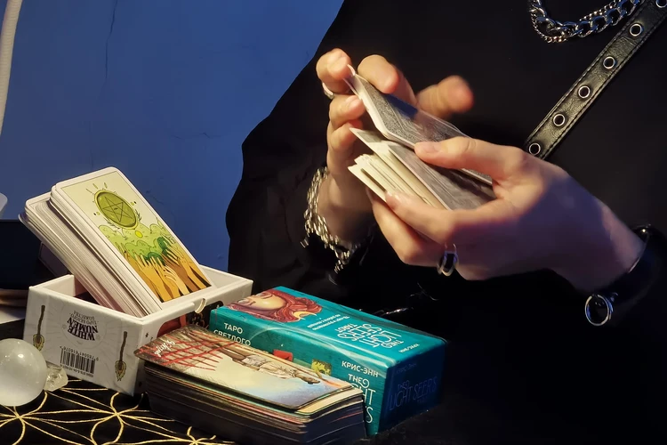 Принес коровью голову и зажег огонь: Под Ростовом экс-кавалер устроил странный обряд у ворот бывшей